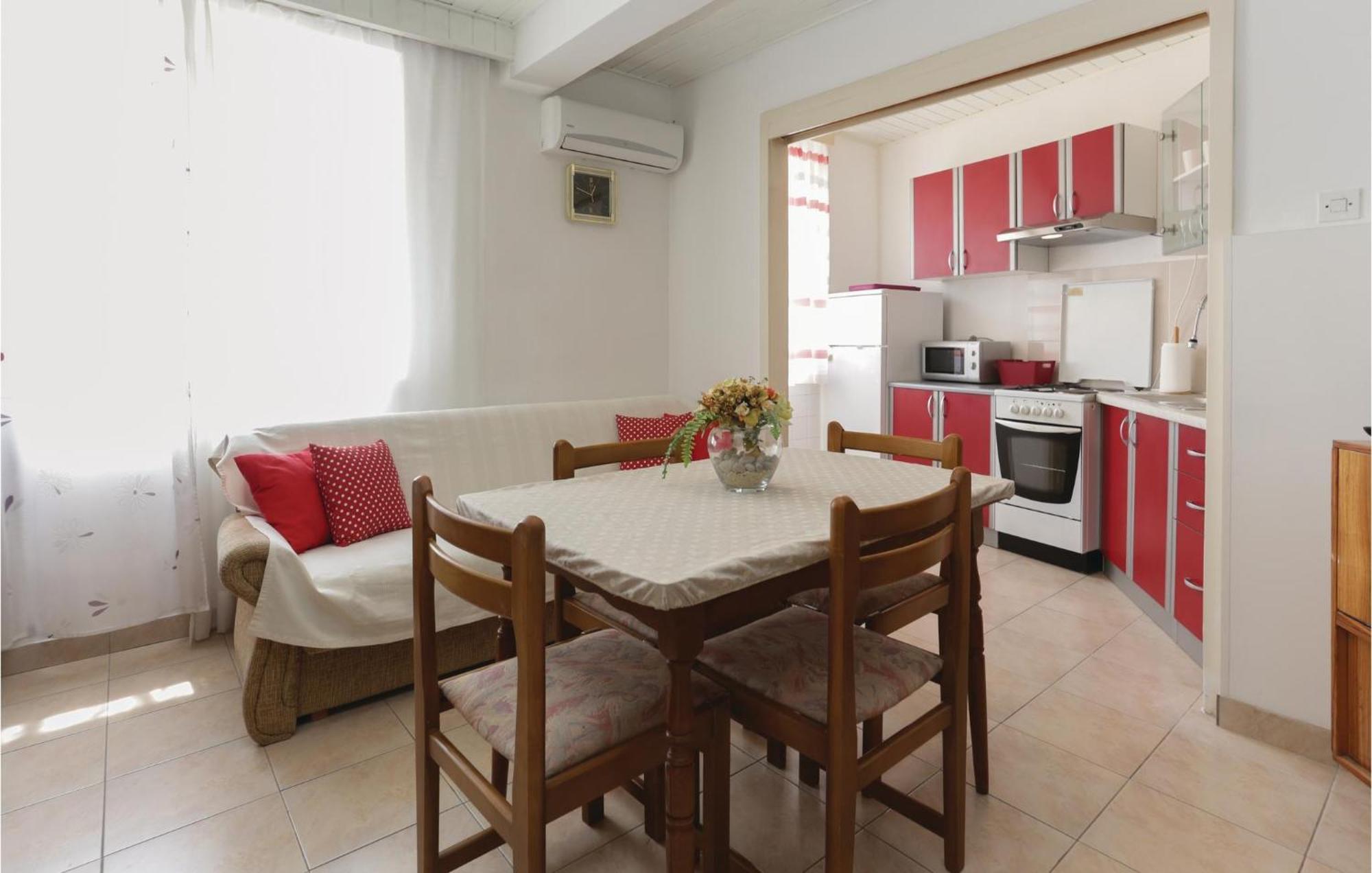 2 Bedroom Stunning Apartment In Kastel Kambelovac Kastela Exterior photo