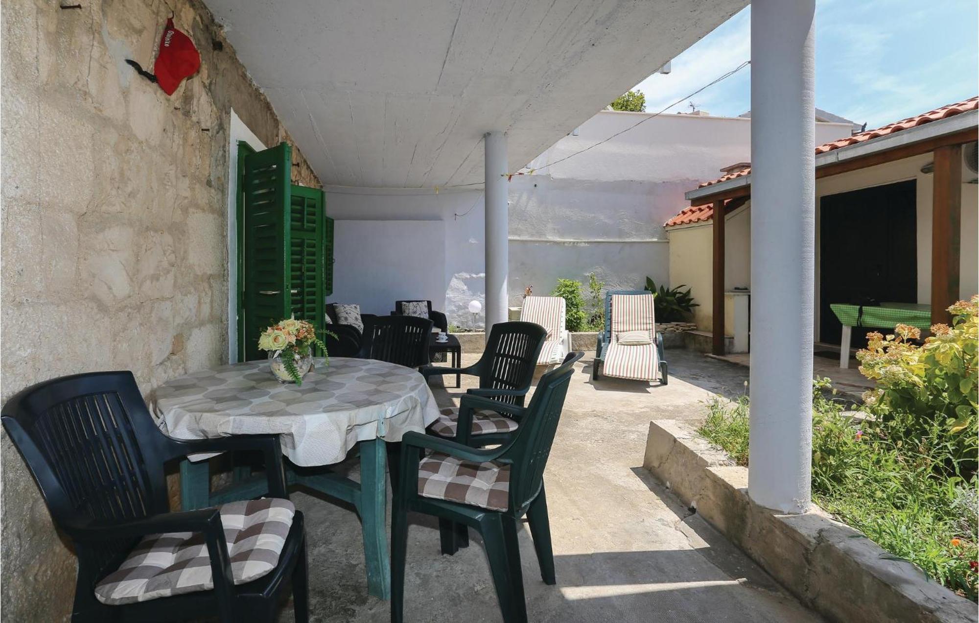 2 Bedroom Stunning Apartment In Kastel Kambelovac Kastela Exterior photo