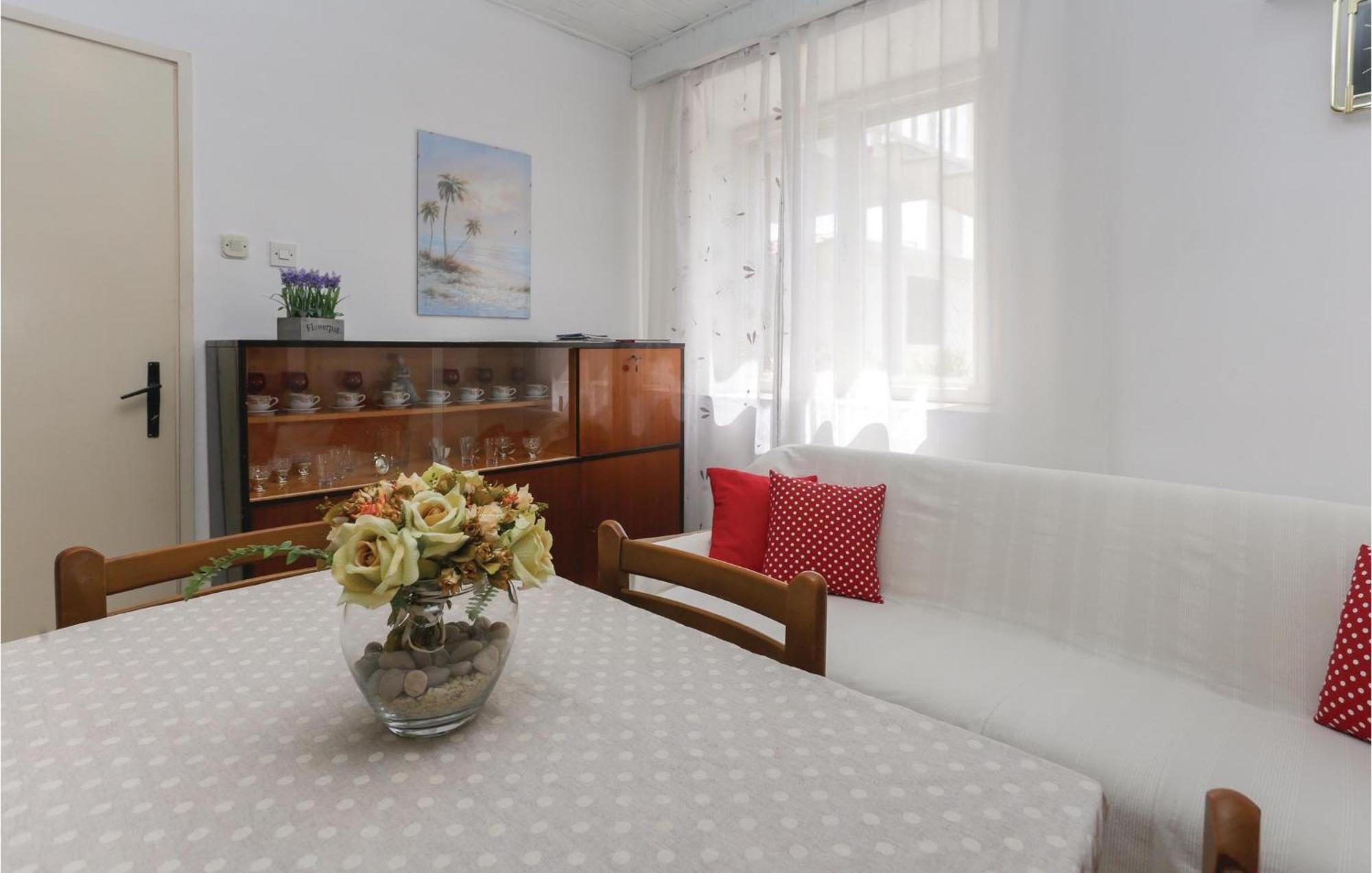 2 Bedroom Stunning Apartment In Kastel Kambelovac Kastela Exterior photo