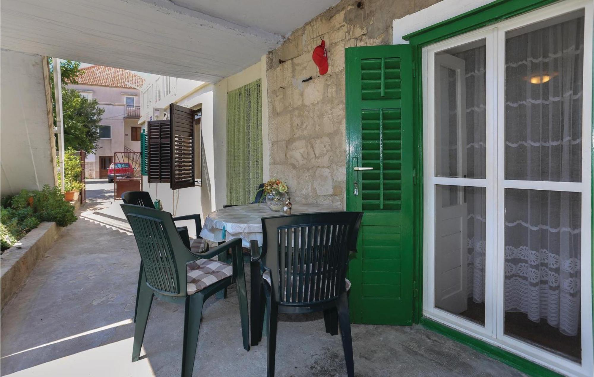 2 Bedroom Stunning Apartment In Kastel Kambelovac Kastela Exterior photo